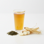 Tasse de thé au ginseng avec racines fraîches et feuilles de thé